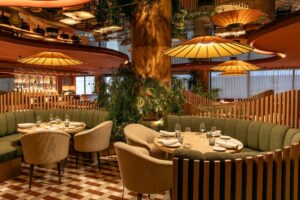 Interior del restaurante Casa de Comidas con mesas y decoración moderna