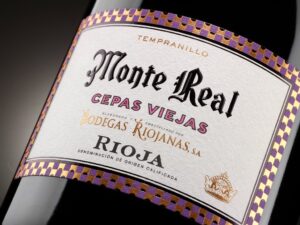 Etiqueta del vino Monte Real Cepas Viejas con detalles en dorado y morado.
