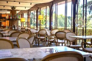 Interior del restaurante Moret en Madrid con mesas y sillas elegantes.