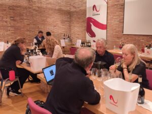 Grupo de compradores británicos degustando vinos en Navarra