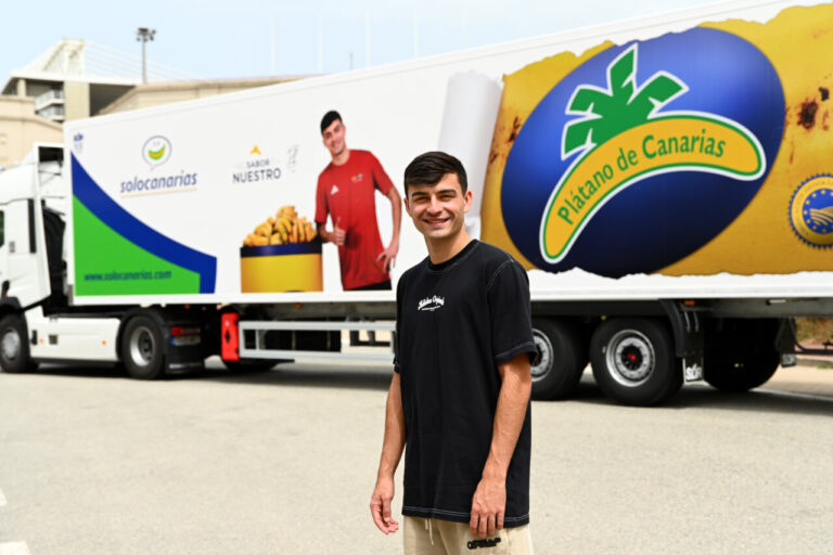 Pedri posando frente a un camión de Plátano de Canarias