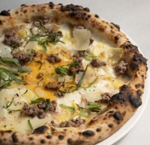 Pizza otoñal con ternera ahumada, patata y yema de huevo