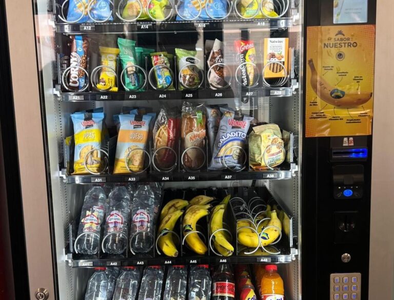 Máquina expendedora con plátanos y snacks en un colegio