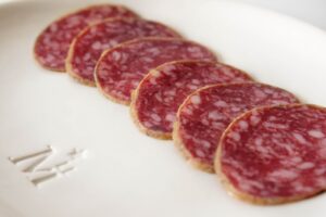 Plato con lonchas de salchichón ibérico trufado de Montellano
