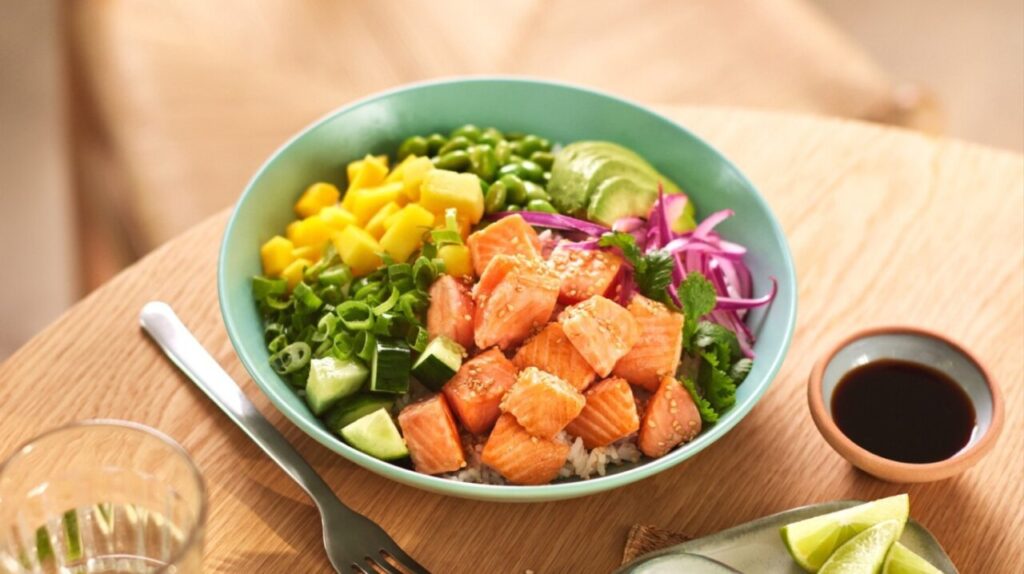 Ensalada de poke con salmón, mango, aguacate y verduras frescas