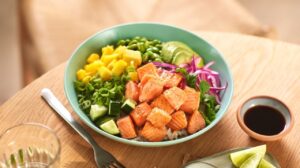 Ensalada de poke con salmón, mango, aguacate y verduras frescas