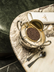 Presentación de un plato en el restaurante Ramon Freixa en Madrid.