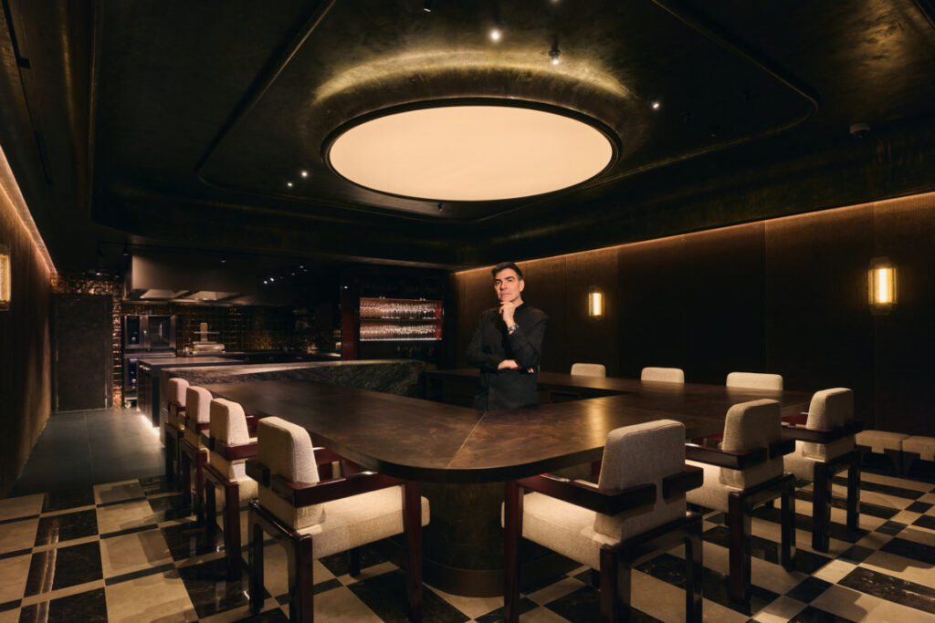 Interior del restaurante Ramon Freixa en Madrid con un chef