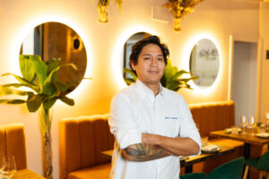 Chef Mario Céspedes en el restaurante Ronda 14 con decoración moderna