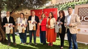 Grupo de personas presentando la Semana de la Torta del Casar