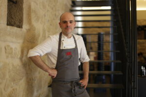 Sergio Hernando posando en su restaurante Lumbre en Logroño