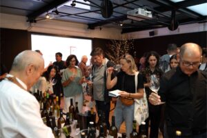 Profesionales degustando vinos en el showroom de la D.O. Monterrei en Barcelona.