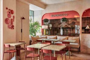 Interior del restaurante Superchulo en Madrid con mesas y decoración moderna