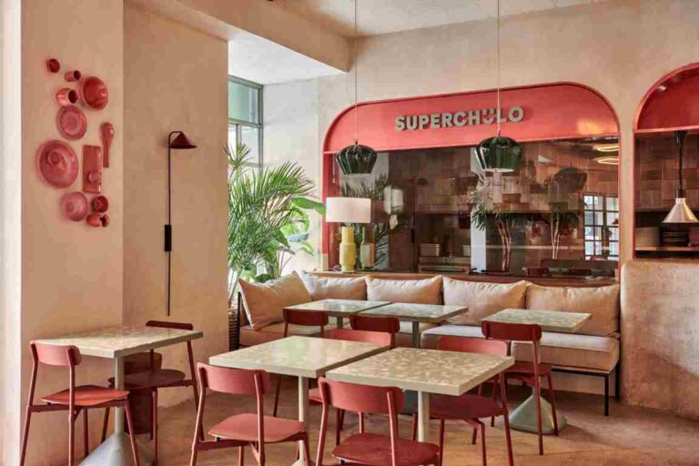 Interior del restaurante Superchulo en Madrid con mesas y decoración moderna