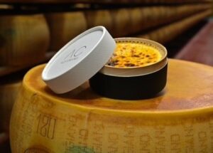 Tarta de queso con Parmigiano Reggiano en un envase elegante