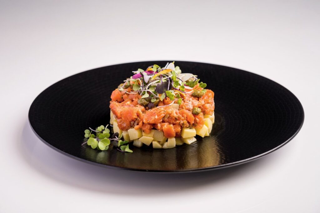 Tartar de salmón ahumado salvaje de Alaska en un plato elegante