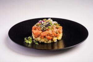 Tartar de salmón ahumado salvaje de Alaska en un plato elegante