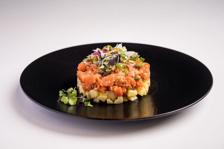 Tartar de salmón ahumado salvaje de Alaska en un plato elegante