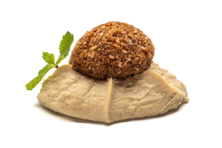 Tapa de fusión entre Egipto y Líbano con hummus y falafel