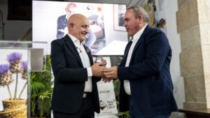El chef Toño Pérez recibiendo un reconocimiento en un evento