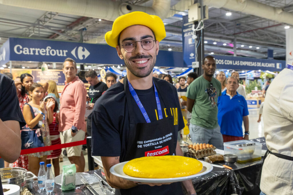 Cocinero Alejandro Oliveira mostrando su tortilla de patatas en el campeonato