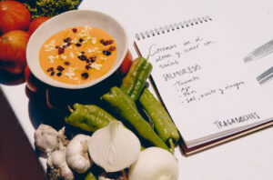 Salmorejo en un bol con ingredientes frescos alrededor