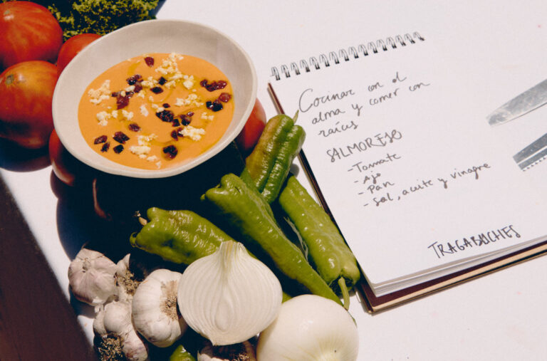 Salmorejo en un bol con ingredientes frescos alrededor