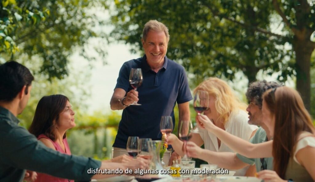 Grupo de personas brindando con copas de vino en un entorno natural