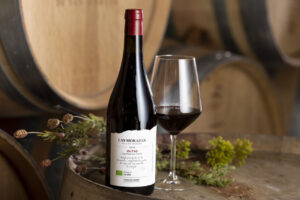 Botella de vino Las Moradas de San Martín junto a una copa