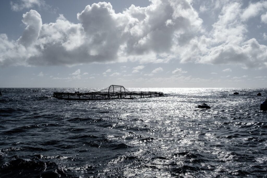 Vista del vivero Aquanaria en el mar abierto con nubes