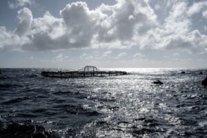 Vista del vivero Aquanaria en el mar abierto con nubes