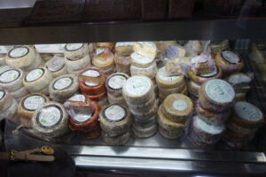 Variedad de quesos artesanales en una tienda de Huelva