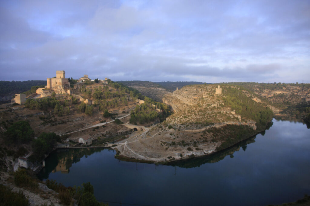 Vista panorámica del castillo de Alarcón y el río Júcar