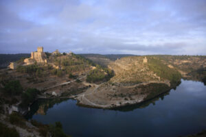 Vista panorámica del castillo de Alarcón y el río Júcar