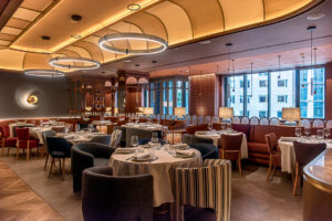 Interior del restaurante Aleteo con mesas y decoración elegante