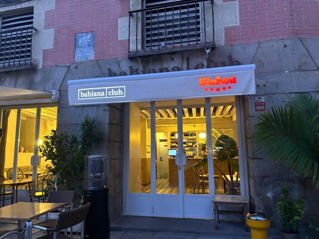 Fachada del restaurante Bahiana Club en La Latina, Madrid.