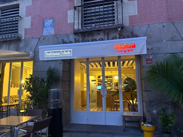 Fachada del restaurante Bahiana Club en La Latina, Madrid.