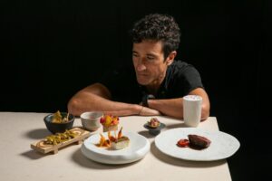 Chef Eneko Atxa observando platos de cocina consciente Basque OrgániKo.