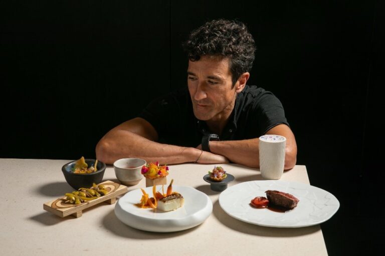 Chef Eneko Atxa observando platos de cocina consciente Basque OrgániKo.