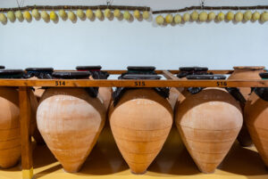 Tinajas de barro en la bodega Las Calzadas en Pozoamargo