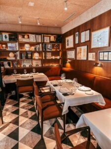 Interior del restaurante Caja de Cerillas en Madrid con mesas y decoración elegante