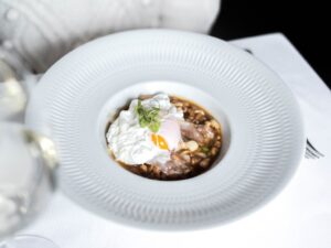 Plato de cuchara con huevo poché en restaurante Candeli de Madrid