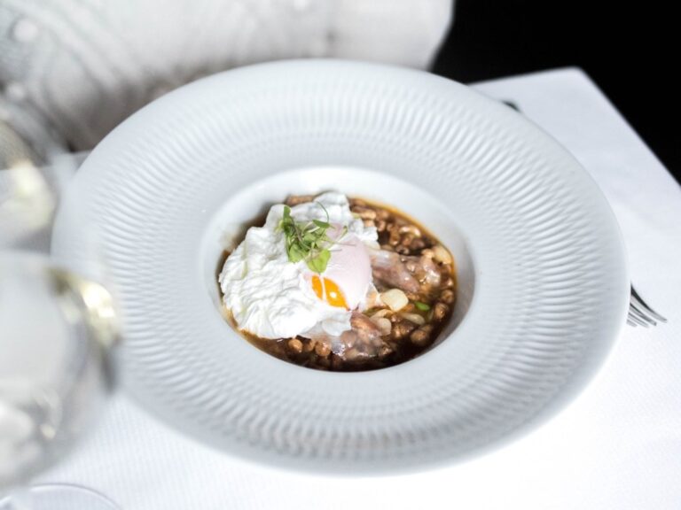 Plato de cuchara con huevo poché en restaurante Candeli de Madrid