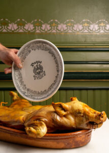Cochinillo asado al estilo Duque servido en un plato tradicional.
