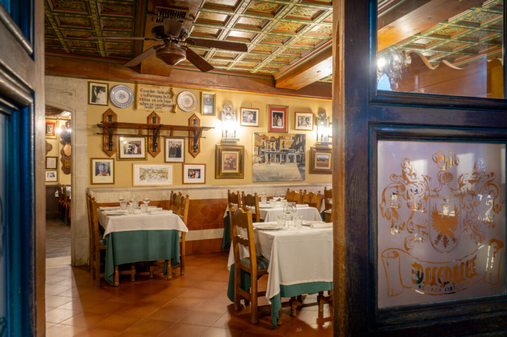 Interior del comedor del restaurante Casa Duque en Segovia