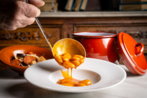 Plato de judiones de La Granja servido en Casa Duque