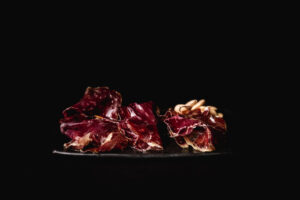 Cecina de Vakhumo en un plato oscuro con fondo negro