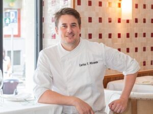Chef Carlos Fernández-Miranda en el restaurante Virrey en Madrid