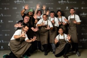 Chef Chele González y otros chefs celebrando un reconocimiento culinario