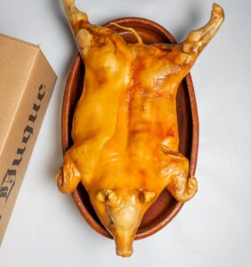 Cochinillo asado de Casa Duque presentado en una bandeja